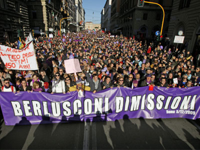 Διαδηλώνουν και ζητούν… την παραίτηση του Μπερλουσκόνι